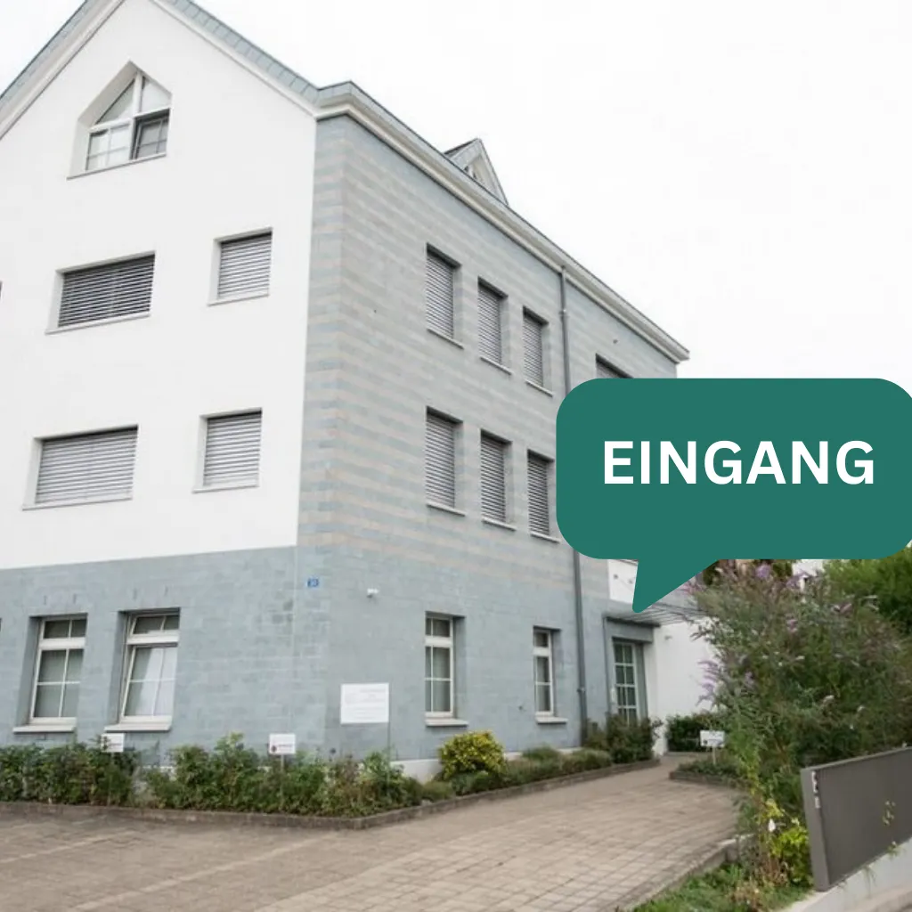 Eingang des Gebäudes an der Stationsstrasse 20 in Regensdorf, in dem sich die Praxis befindet